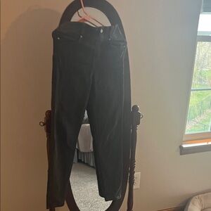 Black Pants pull in jeans